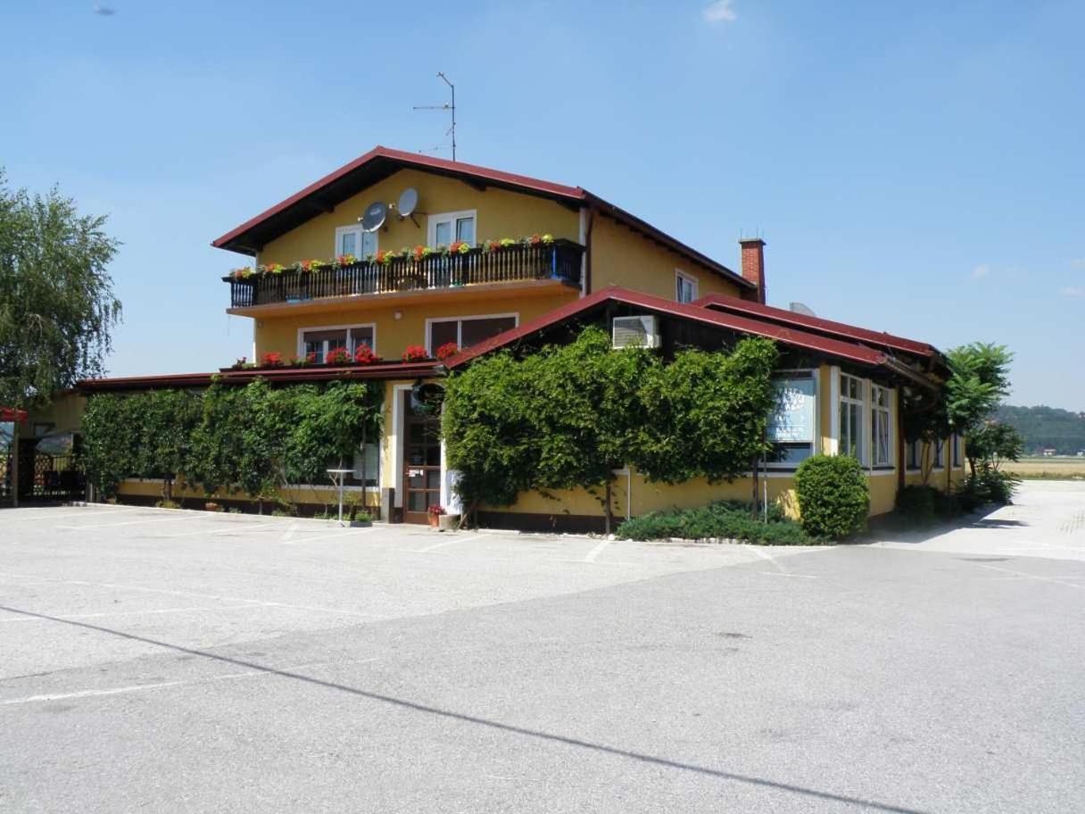 Gostilna Marta Otel Oslusevci Dış mekan fotoğraf